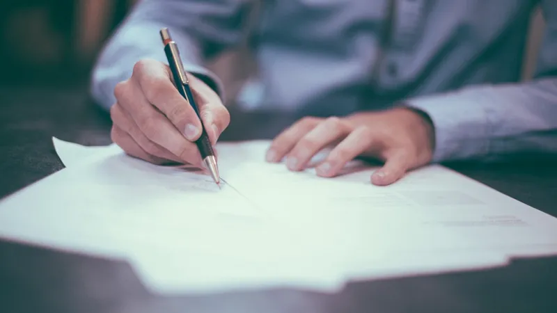 Documents réglementaires et stylo sur un bureau professionnel