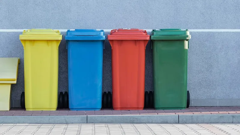 Bouteilles plastiques colorées en cours de tri pour recyclage